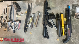 Bắt truy nã lòi ra súng đạn và "hàng đá"