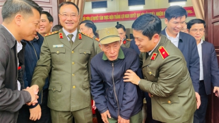 Thứ trưởng Phạm Thế Tùng thăm, tặng quà nhân dân xã Tiên Lữ, tỉnh Hưng Yên