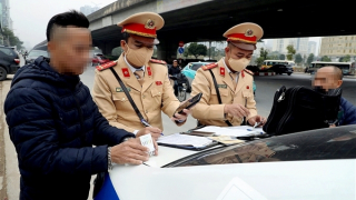 CSGT hóa trang xử lý tài xế xe ghép vi phạm