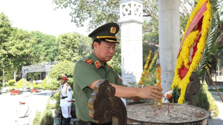 Thượng tướng Lê Tấn Tới dâng hương tri ân các Anh hùng - Liệt sĩ ở Tây Ninh