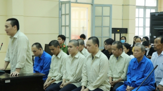 Nhóm khiêng quan tài diễu phố để tăng view ra tòa