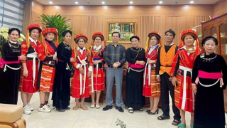 Có anh về, bản làng ấm lửa