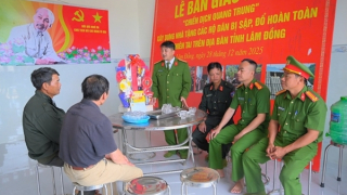 Thắm đượm nghĩa tình quân dân