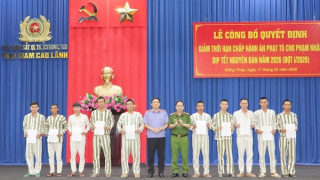 Trại giam Cao Lãnh trao quyết định giảm án cho 563 phạm nhân