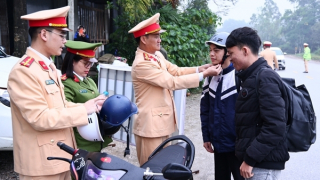 Đồng hành với người dân về quê đón Tết với tinh thần “Ba nhất”