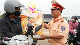 Ấm áp những phần quà trên hành trình về quê đón Tết