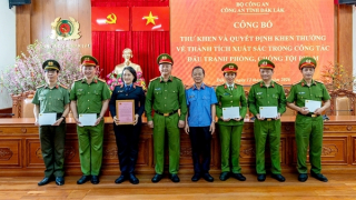 Khen thưởng về thành tích xuất sắc trong đấu tranh phòng, chống tội phạm