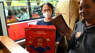 Bệnh viện Trung ương Huế và Long Châu tặng quà, đưa hàng trăm bệnh nhân nghèo về quê đón Tết