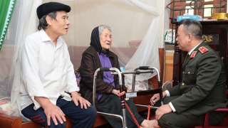 Thăm, tặng quà Mẹ Việt Nam anh hùng Phạm Thị Sự và gia đình liệt sỹ Nguyễn Đăng Khải