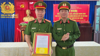 Trao thưởng đột xuất 2 tập thể xuất sắc trong đấu tranh phòng, chống tội phạm