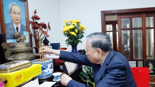 Tổng Bí thư dâng hương tưởng niệm nhân 120 năm Ngày sinh Thủ tướng Phạm Văn Đồng