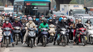 Lực lượng CSGT “căng mình” giữ mạch giao thông Thủ đô chiều cuối năm