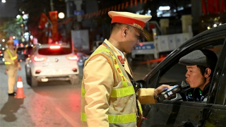 CSGT Hà Nội đồng loạt kiểm tra nồng độ cồn, phát hiện 85 tài xế vi phạm