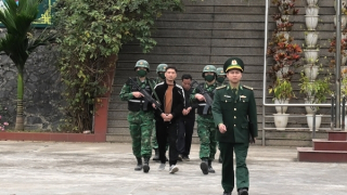 Bắt nhóm đối tượng vận chuyển trái phép tiền tệ qua biên giới