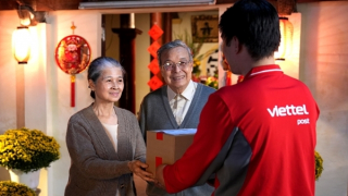 Ông bố sững người trước câu hỏi của con gái trong phim Tết của Tập đoàn Viettel