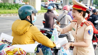 Người dân ấm lòng với “trạm tiếp sức” trên đường về quê đón Tết