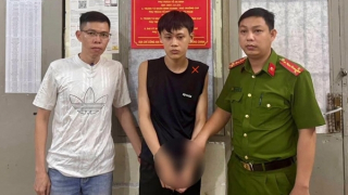 Giả vờ hỏi đường rồi dùng dao khống chế để hiếp dâm bé gái