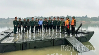 Thần tốc thi công cầu phao qua sông Lô