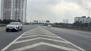 Hà Nội: Phố xá thông thoáng, người dân thong dong sắm Tết