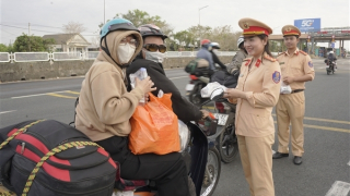 Công an tỉnh Cà Mau tiếp sức người dân về quê đón Tết