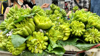 Gà lễ, phật thủ đắt hàng trong ngày cận Tết