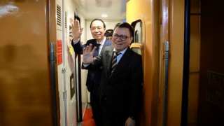 “Chuyến tàu Hạnh phúc” rời ga Hà Nội trước thời khắc Giao thừa