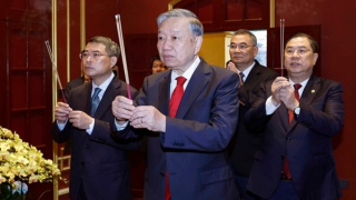 Tổng Bí thư dâng hương tại Hoàng thành Thăng Long và Di tích nhà 67