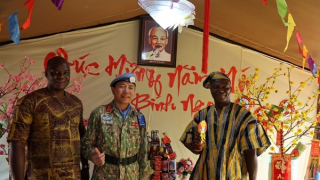 Tết Việt của những chiến sĩ mũ nồi xanh giữa miền nắng cháy châu Phi