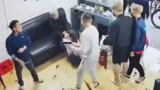 Khởi tố nhóm đối tượng dùng súng đe dọa, đánh con nợ đòi 10 triệu đồng