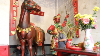 Phong tục “chui bụng ngựa” cầu may đầu năm mới