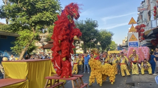 Rộn ràng tiếng trống lân ngày mùng 2 Tết