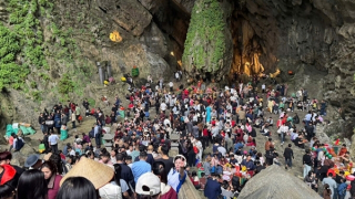 25.000 lượt khách trẩy hội Chùa Hương trong 2 ngày đầu năm