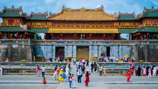 Đầu năm mới, du khách nườm nượp tham quan Di sản Huế