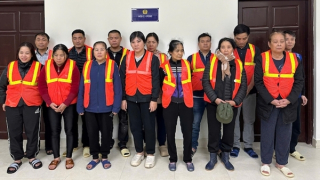 Thuê người cảnh giới, tổ chức đánh bạc trên sông Hồng