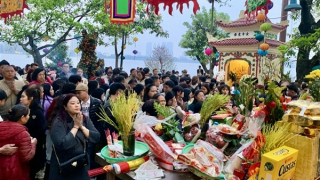 Nét đẹp đầu xuân tại đền Quán Thánh và phủ Tây Hồ