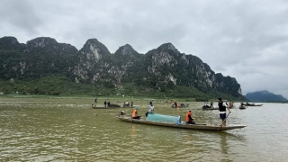 Nỗ lực tìm kiếm nạn nhân mất tích vụ lật thuyền ở Quảng Trị