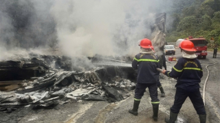 Xe tải bất ngờ bốc cháy khi đang chạy trên đèo Khánh Lê