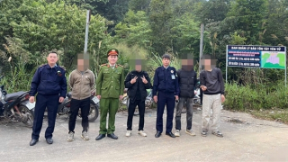 Đưa 4 du khách bị lạc trong rừng Yên Tử về nơi an toàn