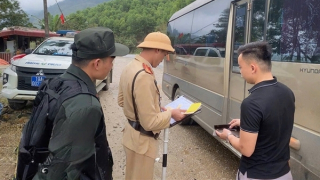 CSGT tỉnh Phú Thọ xử phạt nhiều xe khách chở quá số người quy định