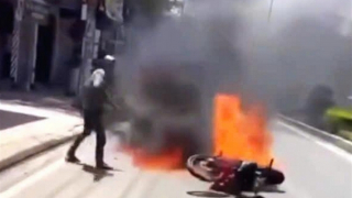 Bắt khẩn cấp đối tượng đốt xe máy chống người thi hành công vụ