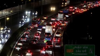 Nửa đêm mùng 5 Tết lái xe về Hà Nội, người dân vẫn dính cảnh ùn tắc