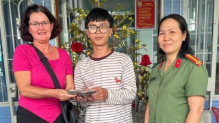 Nhặt được ví da, nữ du khách nước ngoài trình báo Công an tìm kiếm người đánh rơi