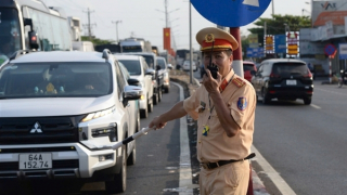 Lực lượng CSGT nỗ lực điều tiết, phân luồng giao thông qua cửa ngõ Tây Nam Bộ