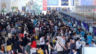 Khách qua sân bay Nội Bài chạm mốc kỷ lục trong ngày mùng 6 Tết