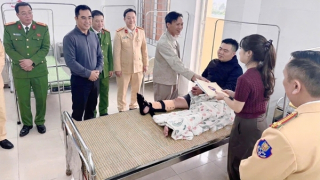 Cán bộ CSGT bị thương trong quá trình làm nhiệm vụ