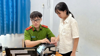 Công an Tây Ninh cấp căn cước, định danh điện tử cho người dân xa quê dịp Tết