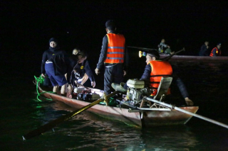 Xuyên đêm tìm kiếm các nạn nhân trong vụ lật tàu trên lòng hồ Thác Bà