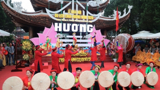 Tưng bừng khai hội Chùa Hương