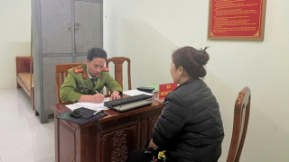 Công an làm việc với người phụ nữ thu tiền đỗ xe trên đường vào đền Cô Chí Mìu