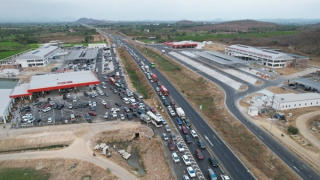 Ôtô nối đuôi nhau hàng cây số gần trạm dừng nghỉ cao tốc Vĩnh Hảo - Phan Thiết